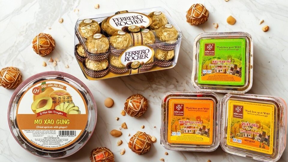 Hộp thực phẩm phù hợp với máy dán nhãn mặt phẳng nhờ bề mặt phẳng và cứng cáp