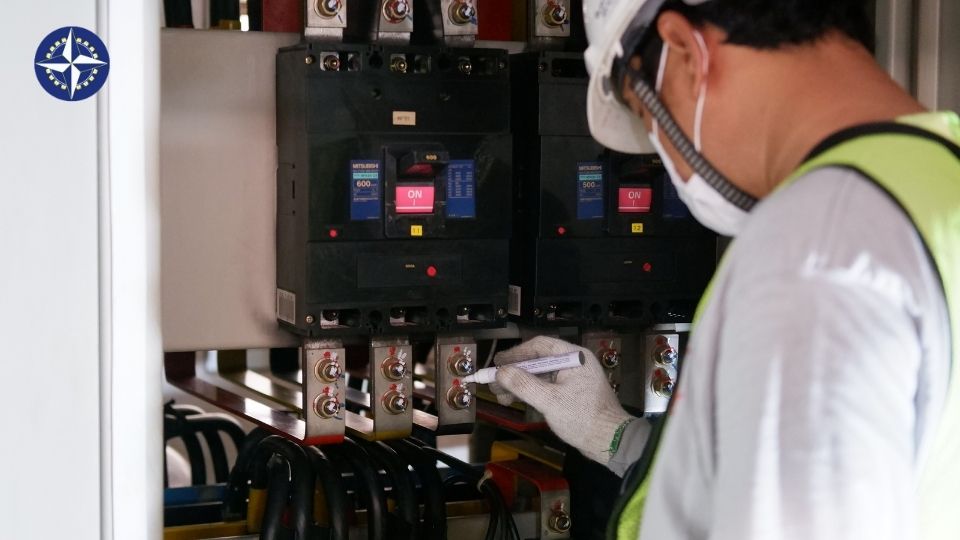 Ngắt nguồn điện và kiểm tra trước khi bảo dưỡng