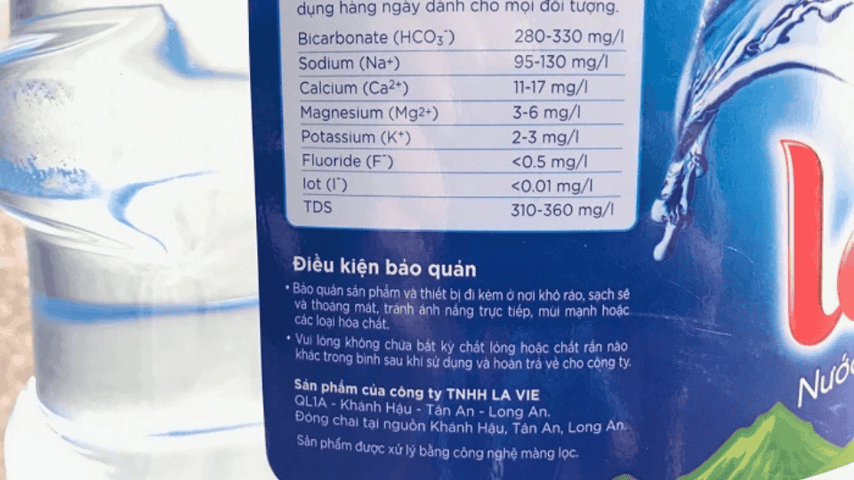 Nhãn chai nước suối nên bao gồm thông tin liên hệ