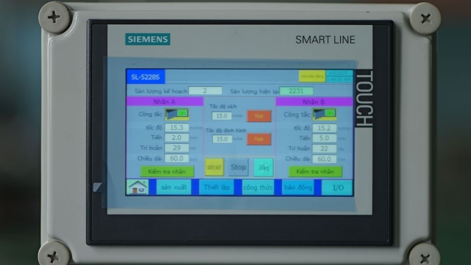 Trang bị PLC điều khiển trung tâm và màn hình HMI