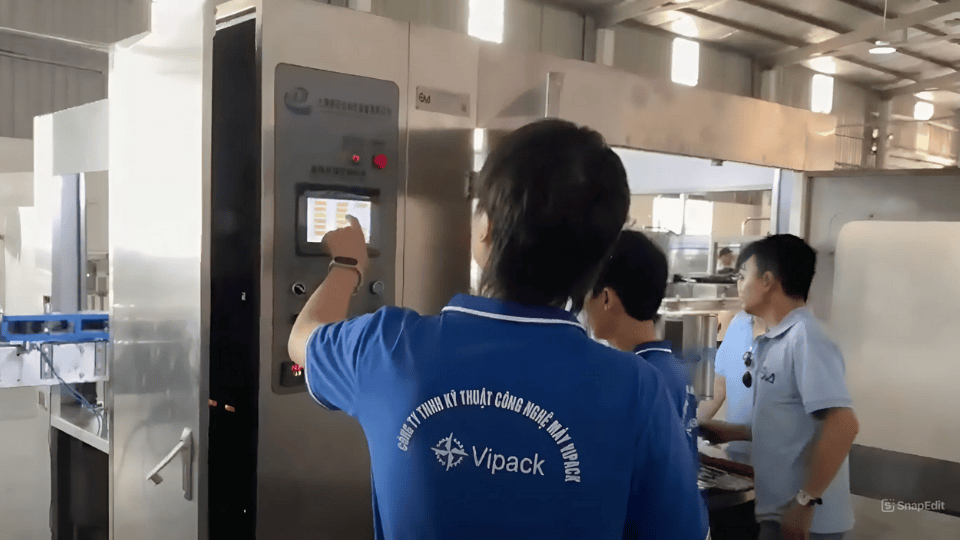 Vì Sao Nên Chọn Máy Dán Nhãn Chai Tròn Từ Vipack?