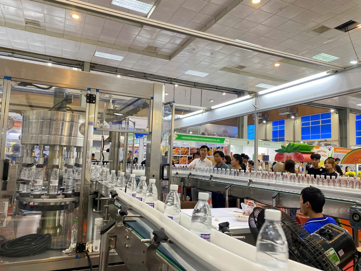 Đầu Tư Thông Minh Với Máy Dán Nhãn Chai Nước Từ Vipack